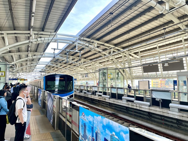Tàu metro số 1 Bến Thành - Suối Tiên tại nhà ga trên cao