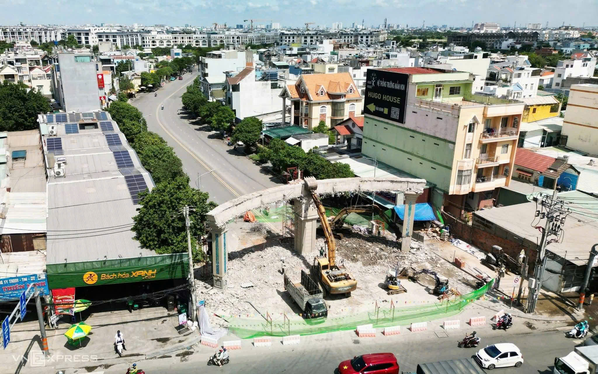 Khu vực nút giao đang tháo dỡ phục vụ mở rộng Quốc lộ 13
