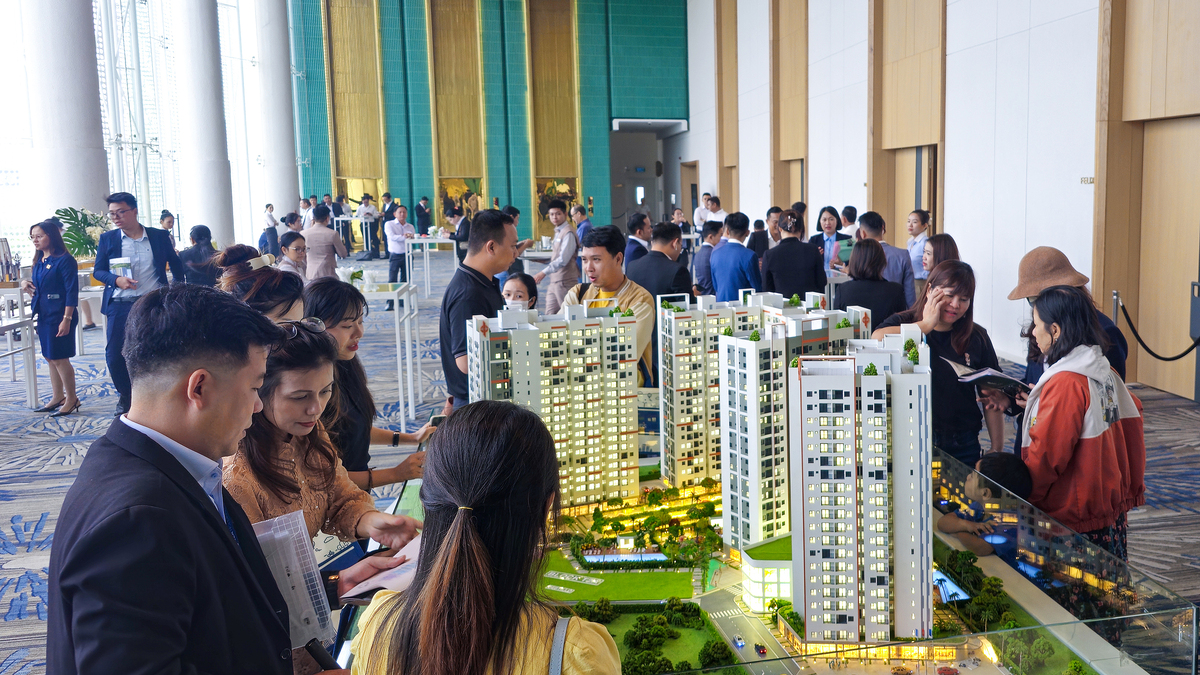 Người mua nhà tính toán khả năng vay mua căn hộ trong bối cảnh lãi suất năm 2026