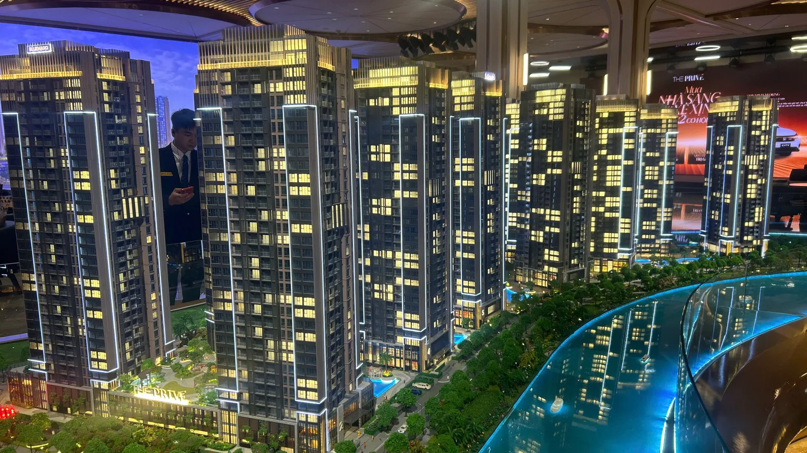 Sa bàn The Privé thể hiện các tháp căn hộ, mảng xanh và mặt nước nội khu