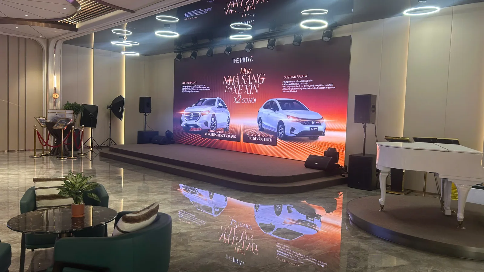 Không gian sales gallery The Privé với màn hình chính sách ưu đãi