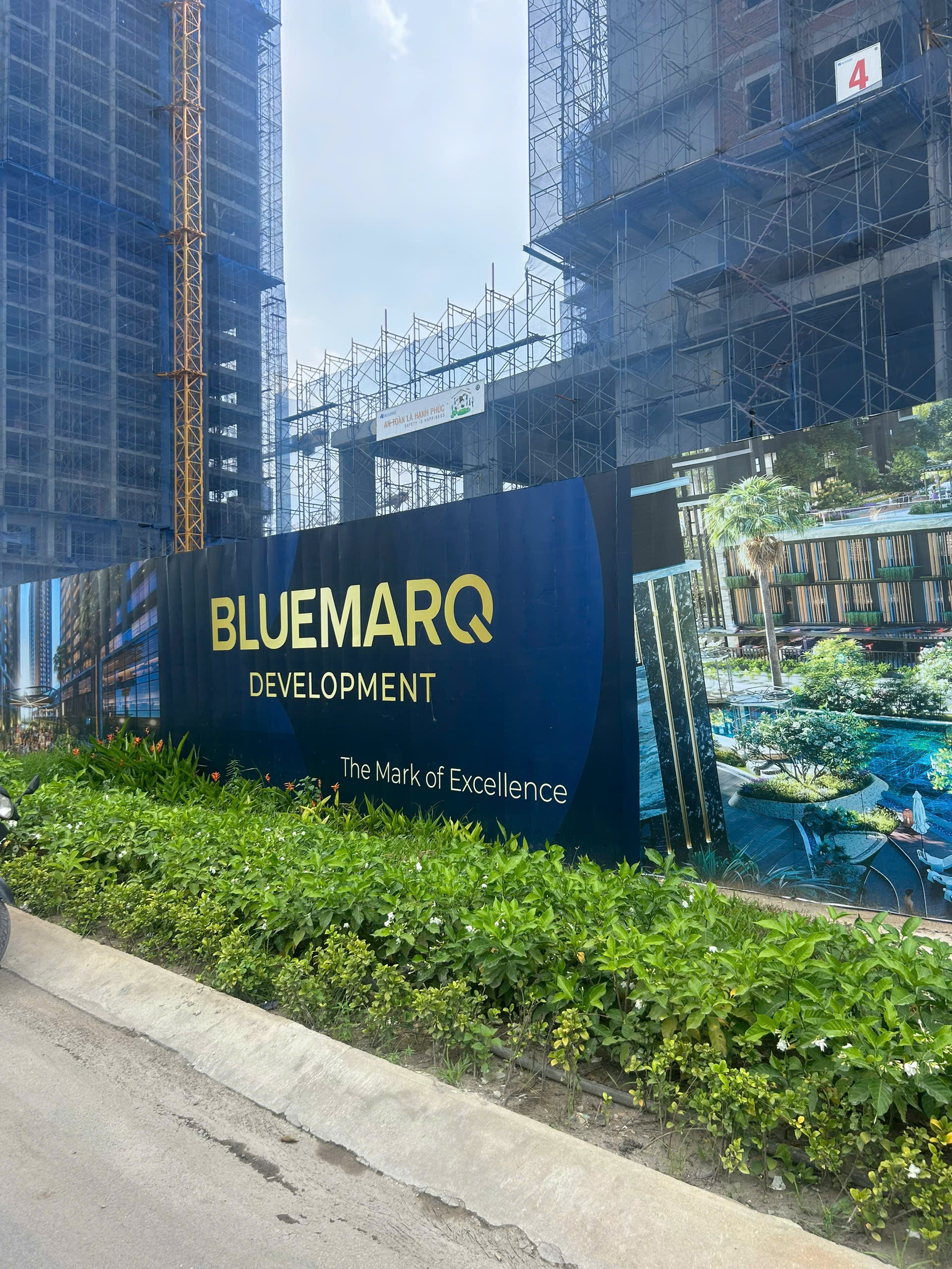 Hàng rào công trường The Privé với nhận diện Bluemarq Development