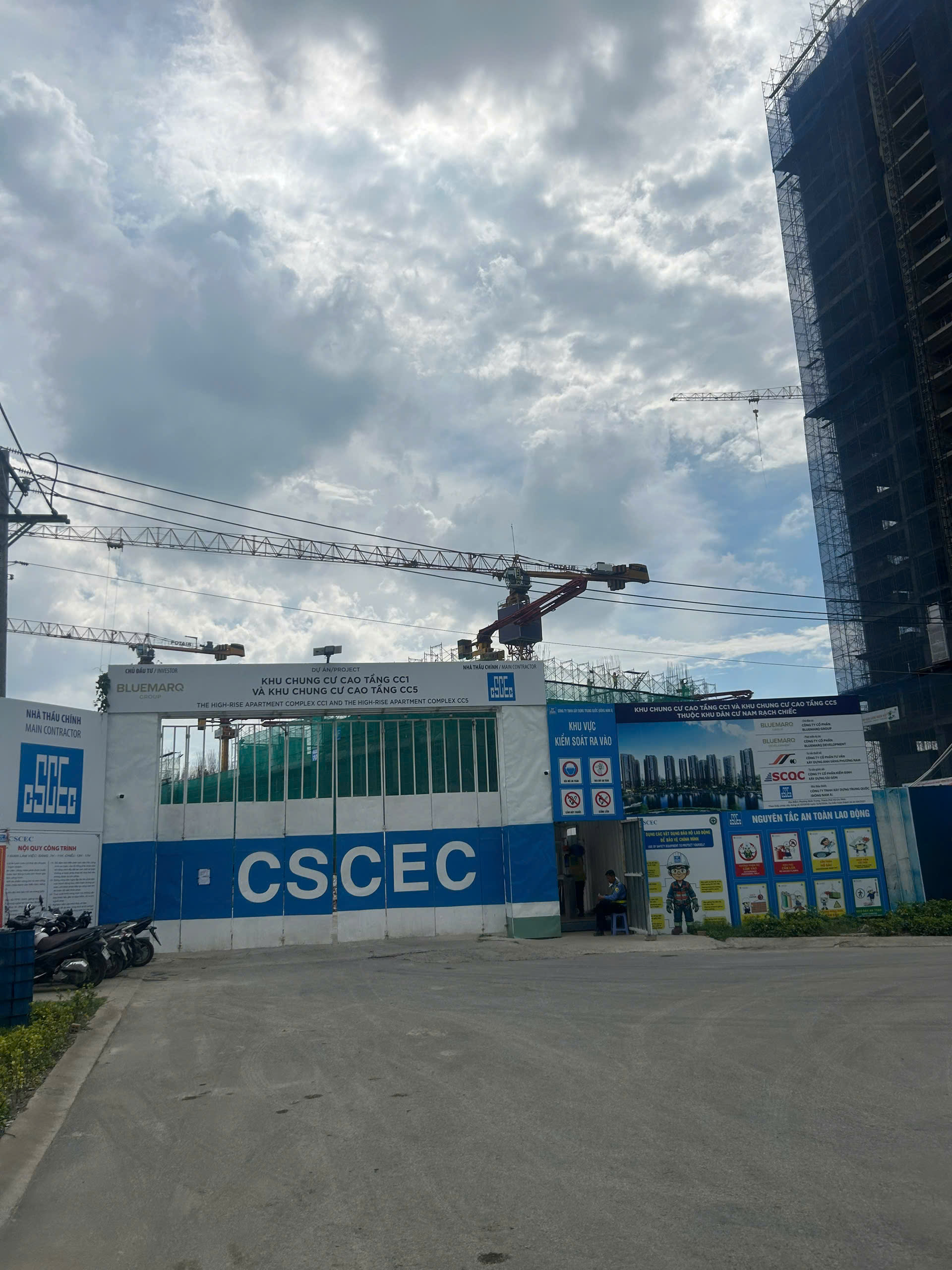 Cổng vào công trường The Privé tháng 7 2026