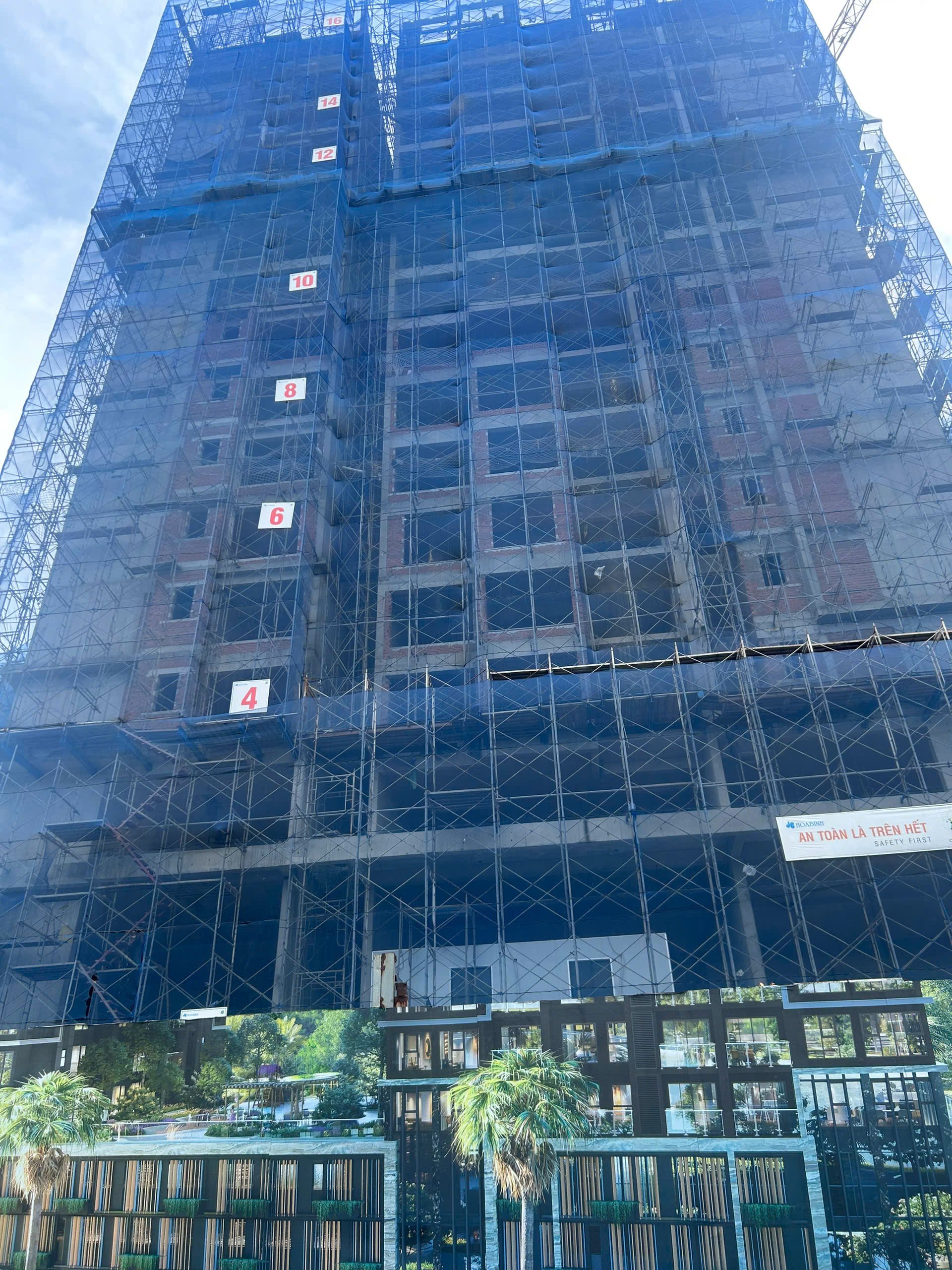 Mặt đứng tháp The Privé đang thi công tháng 7 2026